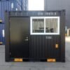 Image montrant un conteneur bureau 10 pieds moderne en acier Corten avec fenêtres double vitrage, porte sécurisée et isolation thermique renforcée, idéal pour un espace de travail mobile, modulable et facile à installer.