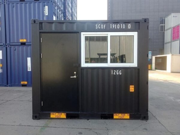 Image montrant un conteneur bureau 10 pieds moderne en acier Corten avec fenêtres double vitrage, porte sécurisée et isolation thermique renforcée, idéal pour un espace de travail mobile, modulable et facile à installer.