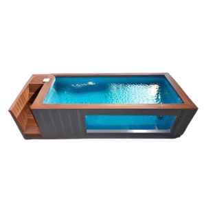 Image d'une piscine conteneur de 6 mètres installée dans un jardin moderne, entourée de bois et végétation.